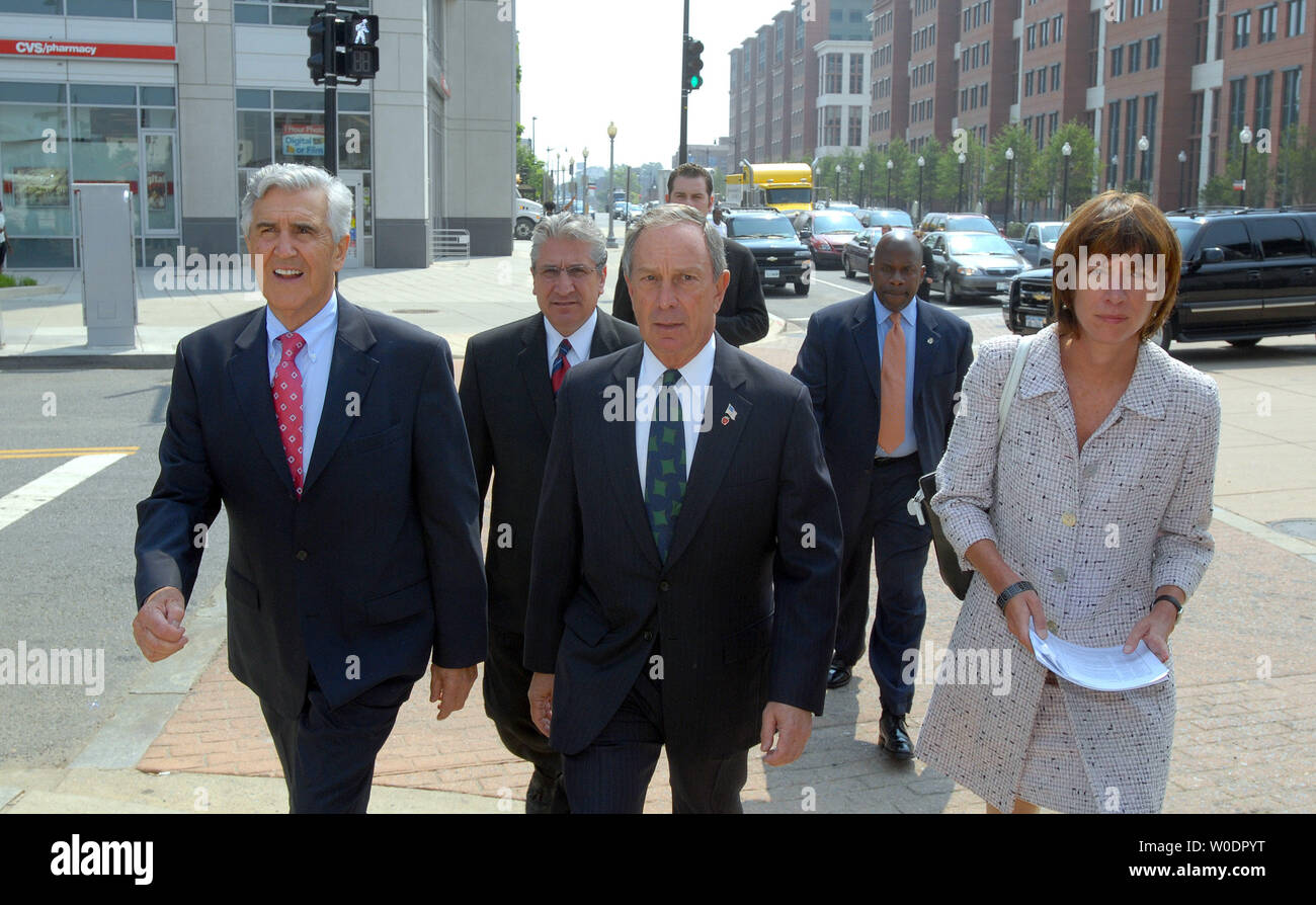 Il repubblicano dello Stato di New York il leader della maggioranza del Senato Giuseppe L. bruno (L), democratica dello Stato di New York la minoranza Gruppo Leader James Tedisco hanno (LC), New York City Mayor Michael Bloomberg (RC) e il Commissario della città di New York Department of Transportation Janette Sadik-Khan (R) a piedi dall'U.S. Dipartimento di Transportation Building dopo una riunione a Washington in data 10 luglio 2007. (UPI foto/Roger L. Wollenberg) Foto Stock