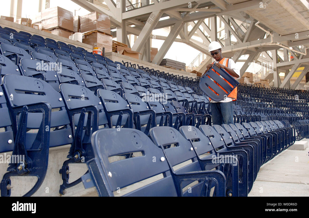 Un lavoratore edile installa sedi al nuovo Washington cittadini Ballpark a Washington il 11 luglio 2007. Il ballpark è pianificato per essere completato nella primavera 2008. (UPI foto/Kevin Dietsch) Foto Stock