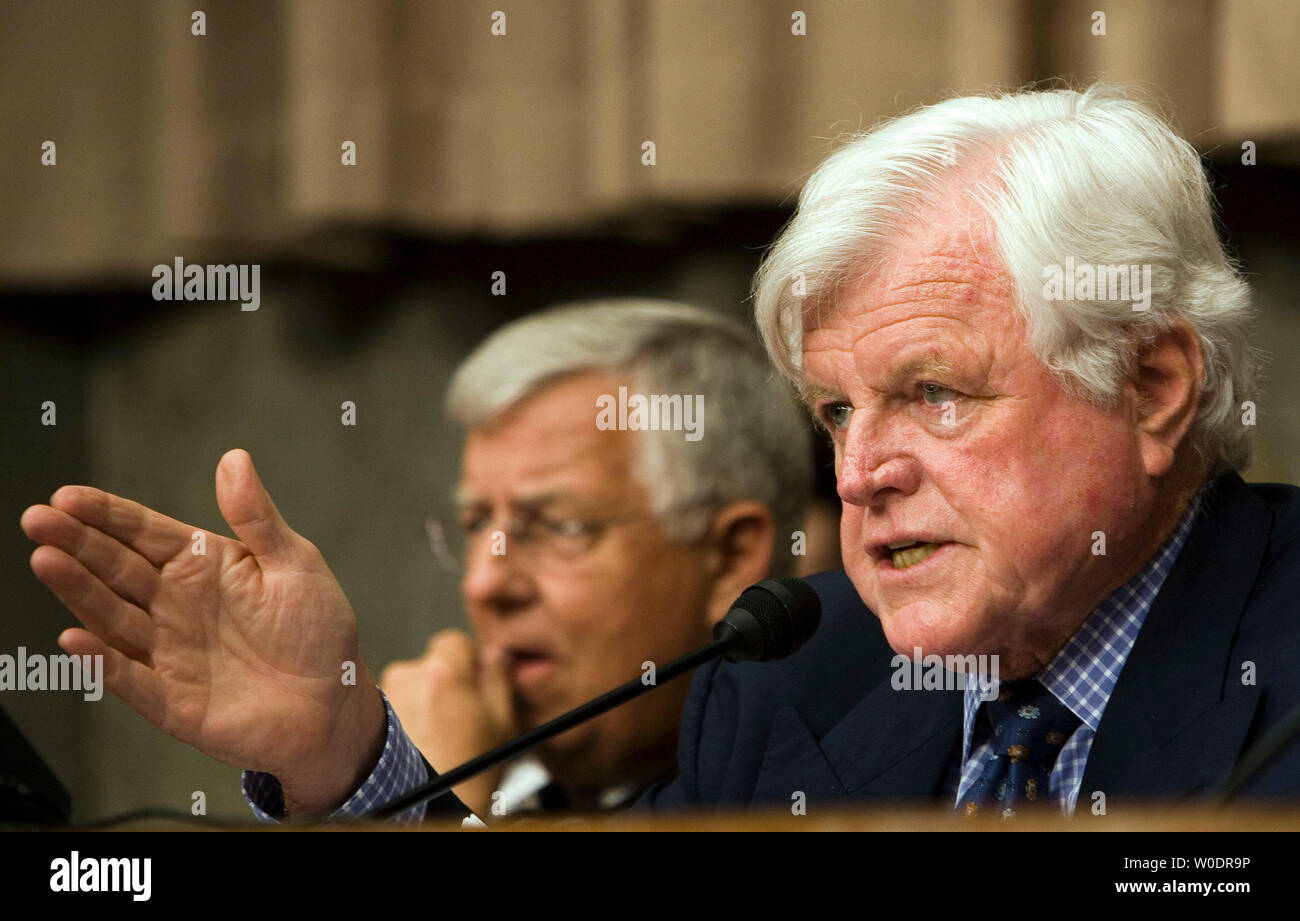 Il Sen. Edward Kennedy, D-MA, domande candidato per il chirurgo generale dott. James Holsinger Jr. come egli testimonia davanti al Senato la salute, l'istruzione, del lavoro e delle pensioni il Comitato alla conferma di un audizione del Campidoglio di Washington il 12 luglio 2007. Holsinger passò sotto il controllo di un documento scritto in 1991 circa l' omosessualità. (UPI foto/David Brody) Foto Stock