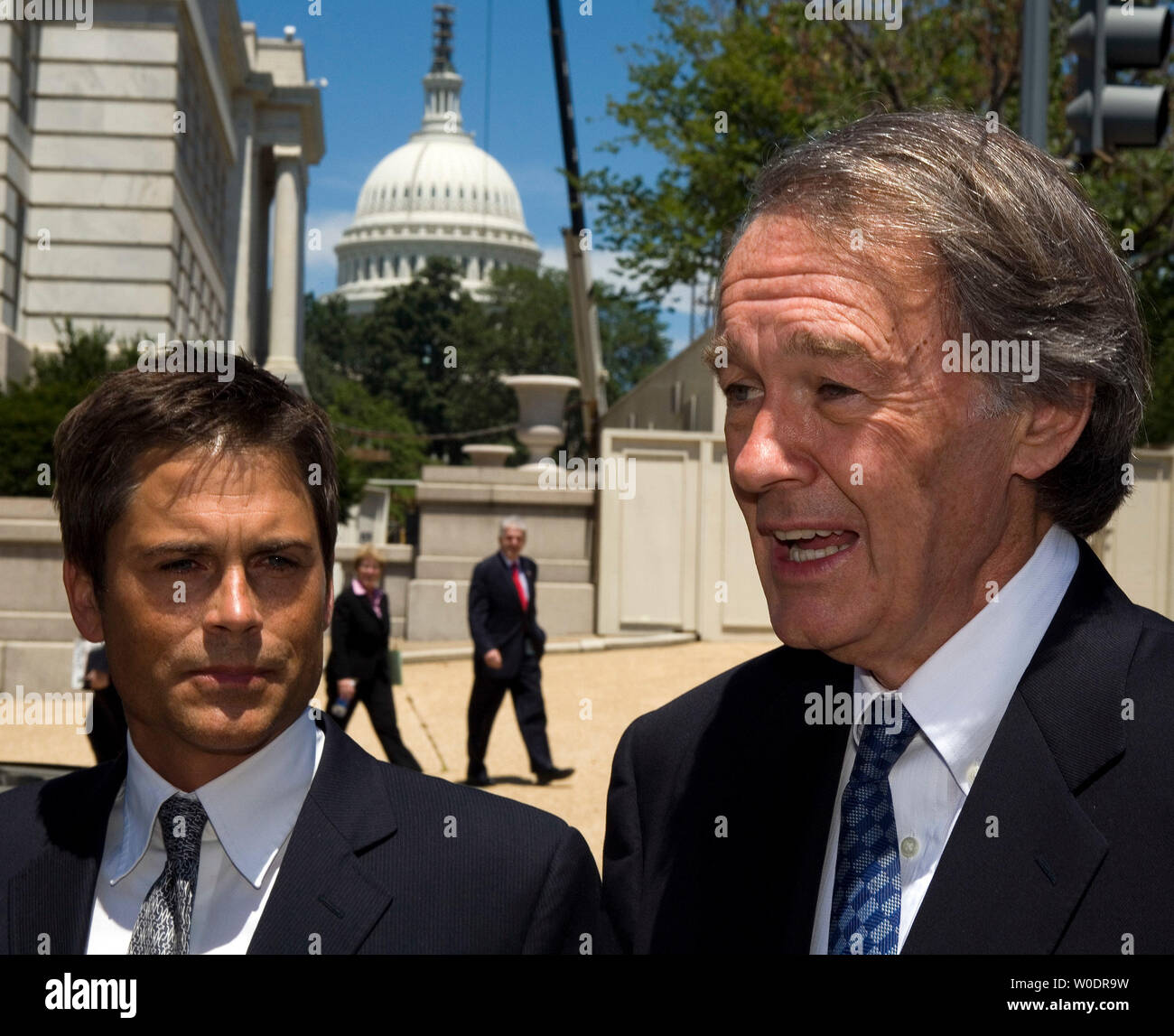 Attore Rob Lowe (L) e sost. Ed Markey (D-MA) discutere i vantaggi dei plug-in veicoli ibridi a una manifestazione sul Campidoglio di Washington il 12 luglio 2007. (UPI foto/David Brody) Foto Stock