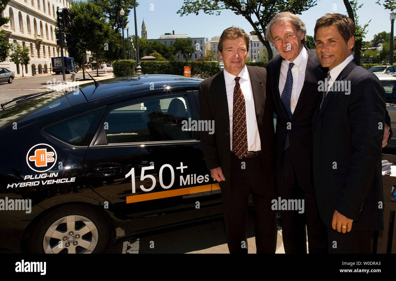 David Vieau, CEO di123 Sistemi, attore Rob Lowe e sost. Ed Markey (D-MA) (L a R) rappresentano per i fotografi mentre discute i vantaggi dei plug-in veicoli ibridi a una manifestazione sul Campidoglio di Washington il 12 luglio 2007. (UPI foto/David Brody) Foto Stock
