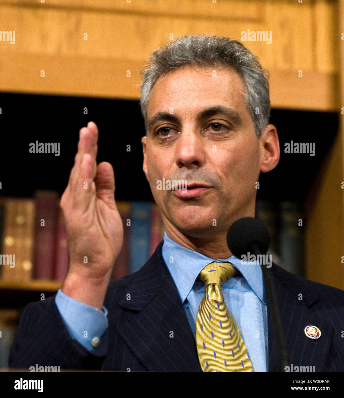 Sost. Rahm Emanuel (D-il) parla di passaggio nella casa dei rappresentanti di un disegno di legge che chiede il ritiro delle truppe degli Stati Uniti dall'Iraq entro aprile 2008 sul Campidoglio di Washington il 12 luglio 2007. (UPI foto/David Brody) Foto Stock