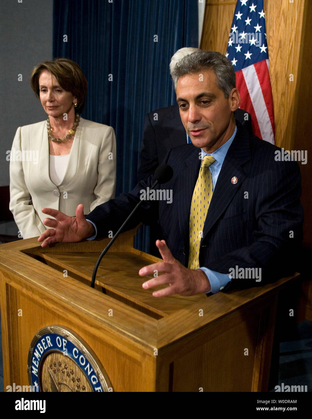 Presidente della Camera Nancy Pelosi (D-CA) ascolta come sost. Rahm Emanuel (D-il) parla di passaggio nella casa dei rappresentanti di un disegno di legge che chiede il ritiro delle truppe degli Stati Uniti dall'Iraq entro aprile 2008 sul Campidoglio di Washington il 12 luglio 2007. (UPI foto/David Brody) Foto Stock