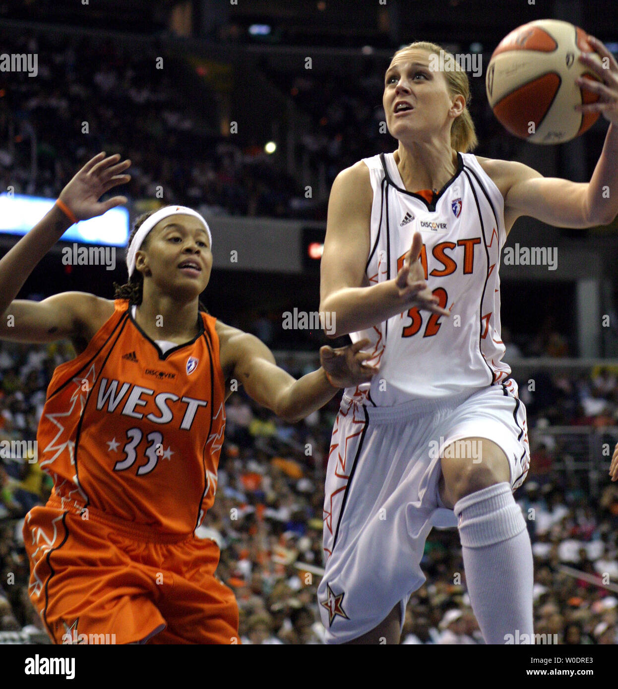 Connecticut Sun guard Katie Douglas di Eastern Conference All-Stars tasse passato Minnesota Lynx guard Seimone Augustus della Western Conference All-Stars di salire per un lay-up nella seconda metà Luglio 15, 2007 in WNBA All-Star Game al Verizon Center di Washington, D.C. (UPI Photo/ David Brody) Foto Stock