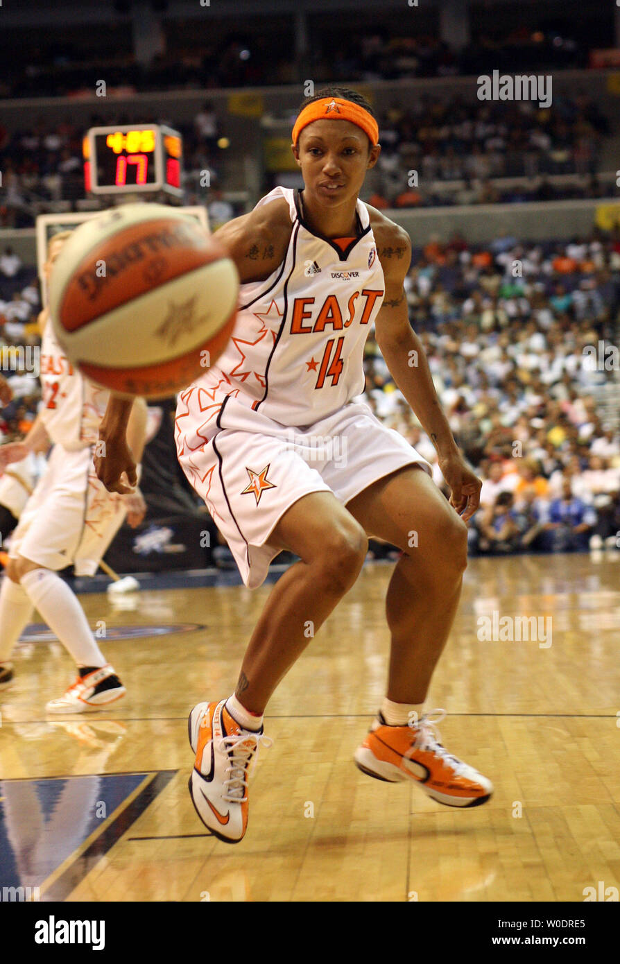 Detroit Shock guard Deanna Nolan di Eastern Conference All-Stars perde il controllo della palla nella seconda metà Luglio 15, 2007 in WNBA All-Star Game al Verizon Center di Washington, D.C. (UPI Photo/ David Brody) Foto Stock