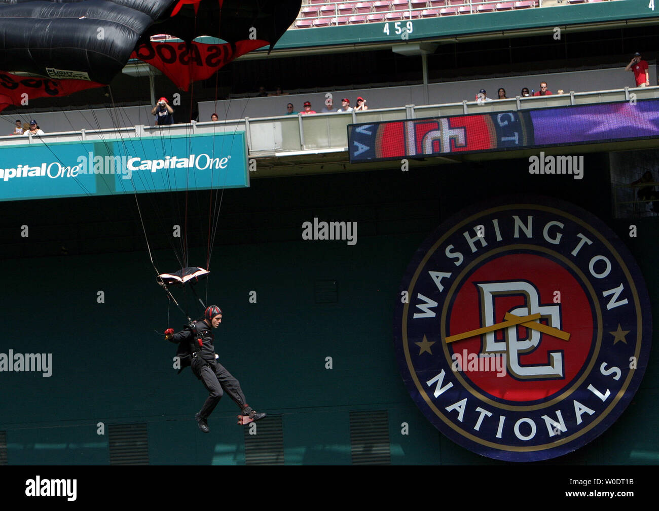 Gli Stati Uniti Esercito pugnali nero squadra delle Forze Speciali in paracadute a RFK Memorial Stadium prima di un cittadini vs Rockies gioco a Washington il 21 luglio 2007. I cittadini hanno vinto 3-0. (UPI foto/David Brody) Foto Stock