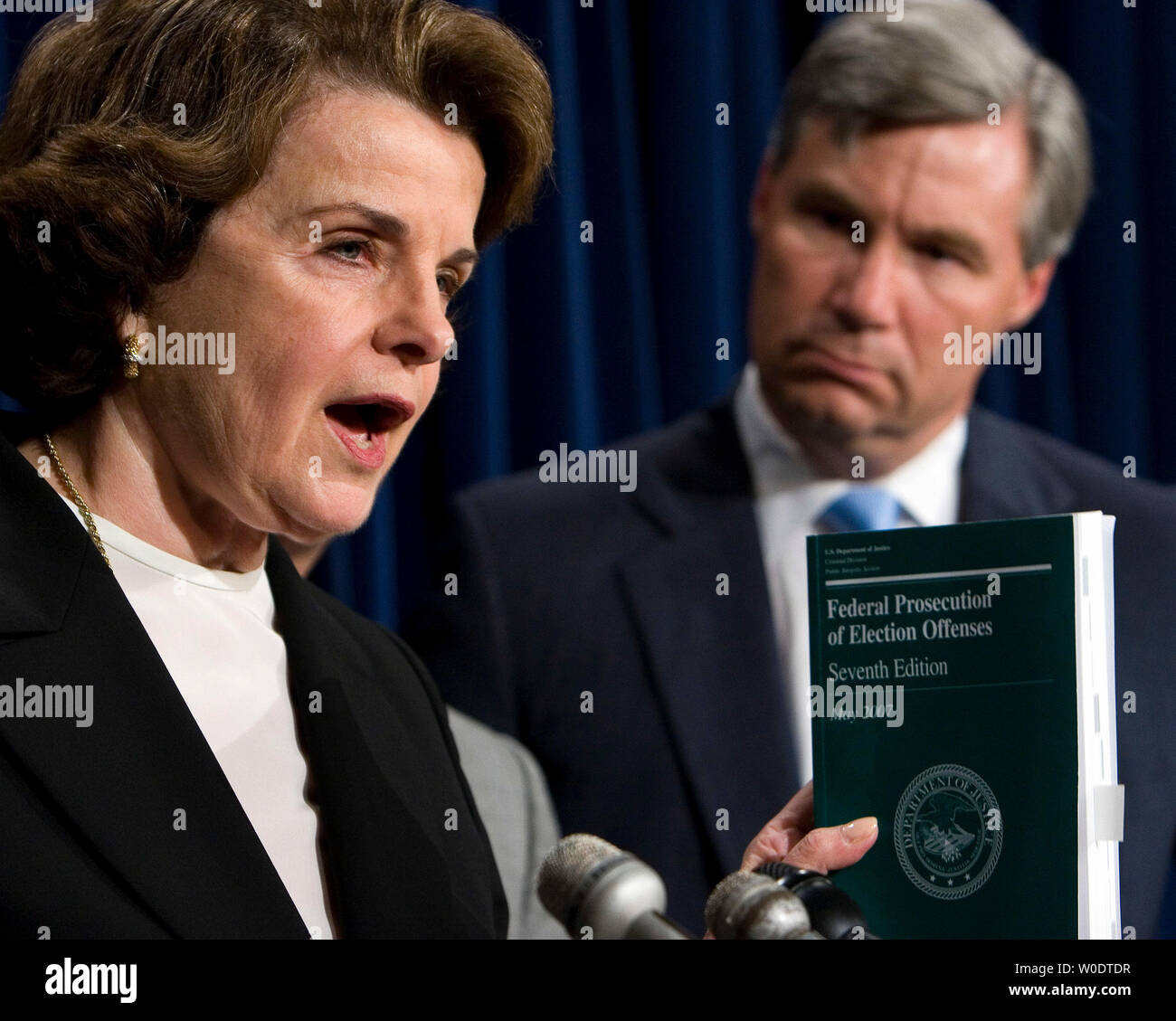 Il Sen. Dianne Feinstein, D-CA, (L) e il Sen. Sheldon Whitehouse, D-RI, chiamata per il Solicitor General di nominare un consulente speciale per indagare se o non il Attorney General Alberto Gonzales commesso spergiuro quando egli ha testimoniato davanti al Congresso sulla Capitol Hill a Washington il 26 luglio 2007. (UPI foto/David Brody) Foto Stock