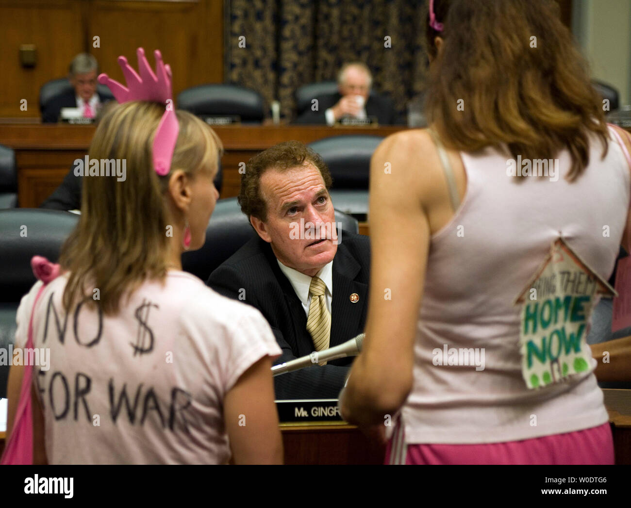 Sost. Phil Gingray (R-GA) parla con i membri di anti-guerra codice gruppo rosa prima di un'audizione sulla guerra in Iraq presso la Casa Comitato delle Forze Armate sul Campidoglio di Washington il 27 luglio 2007. (UPI foto/David Brody) Foto Stock