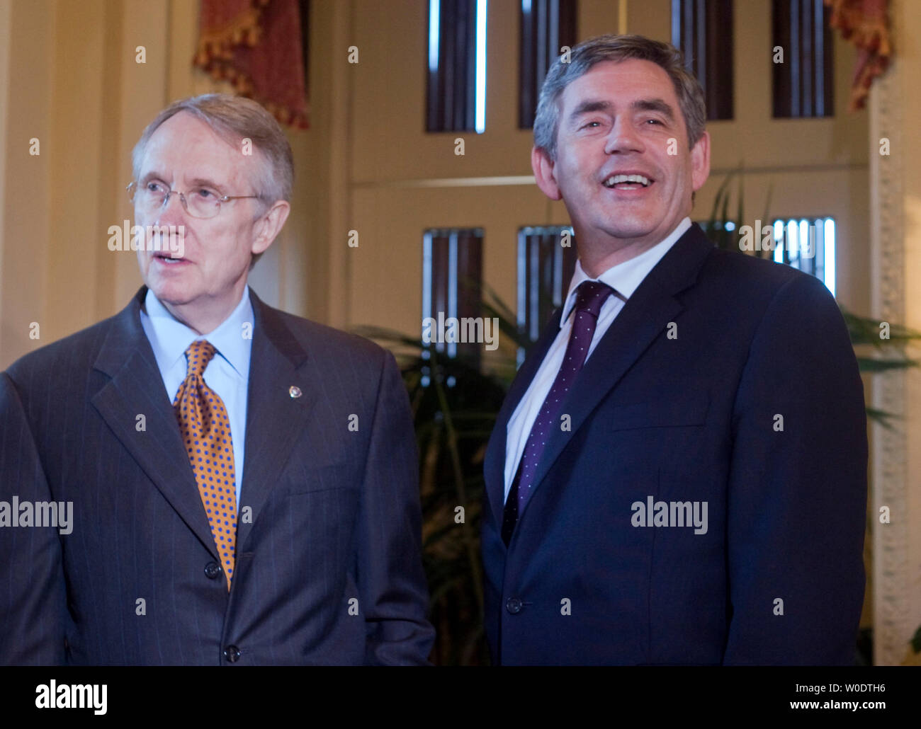 Il primo ministro britannico Gordon Brown (R) si riunisce con il leader della maggioranza del Senato Harry Reid (D-NV) (C) sul Campidoglio di Washington il 30 luglio 2007. (UPI foto/Kevin Dietsch) Foto Stock