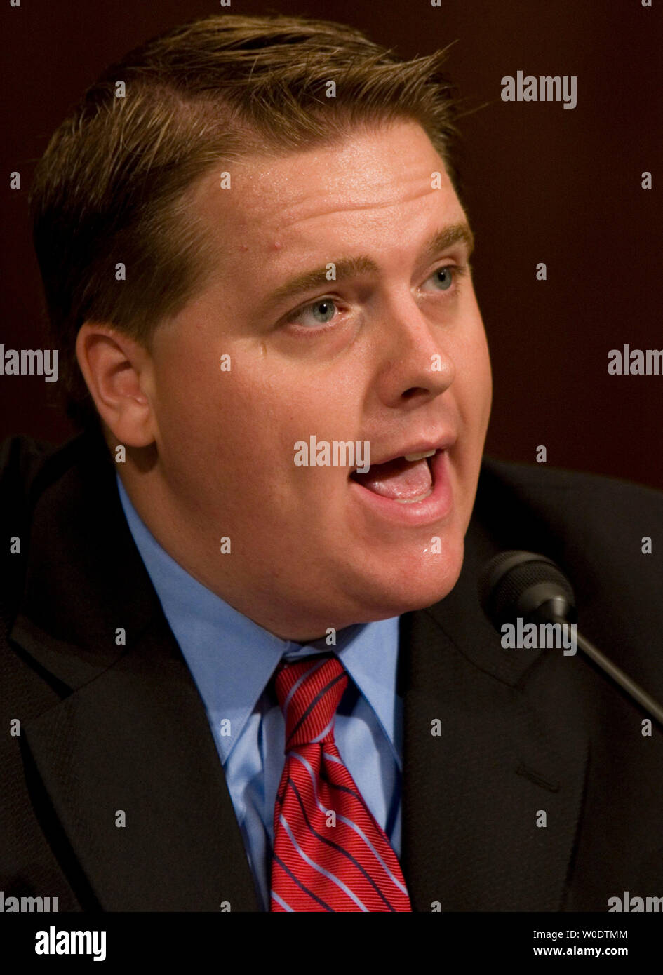 Casa Bianca il Vice Direttore Politico Scott Jennings testimonia circa i fuochi di legali degli Stati Uniti dinanzi alla commissione giudiziaria del Senato sulla Capitol Hill a Washington il 2 agosto 2007. (UPI foto/David Brody) Foto Stock