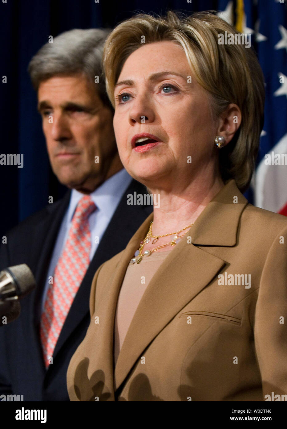 Il Sen. Hillary Rodham Clinton (D-NY) (R) e il Senatore John Kerry (D-MA) parlare di Iraq e la necessità di supervisione del congresso in occasione di una conferenza stampa a Capitol Hill a Washington il 2 agosto 2007. (UPI foto/David Brody) Foto Stock
