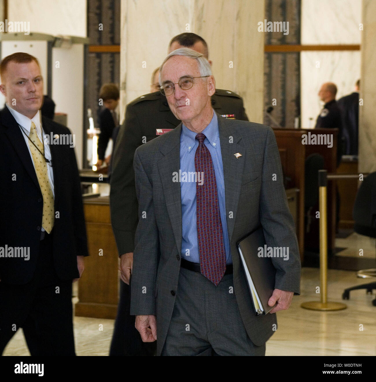 Il vice Segretario della Difesa Gordon Inghilterra arriva su Capitol Hill a breve la casa Servizi armati Comitato circa la guerra in Iraq a Washington il 3 agosto 2007. (UPI foto/David Brody) Foto Stock