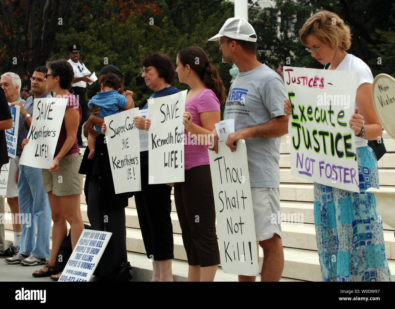 I dimostranti chiedono la fine della pena di morte e in particolare un soggiorno di esecuzione per Texas detenuto Kenneth Foster, vicino alla Corte Suprema a Washington il 29 agosto 2007. (UPI foto/Roger L. Wollenberg) Foto Stock