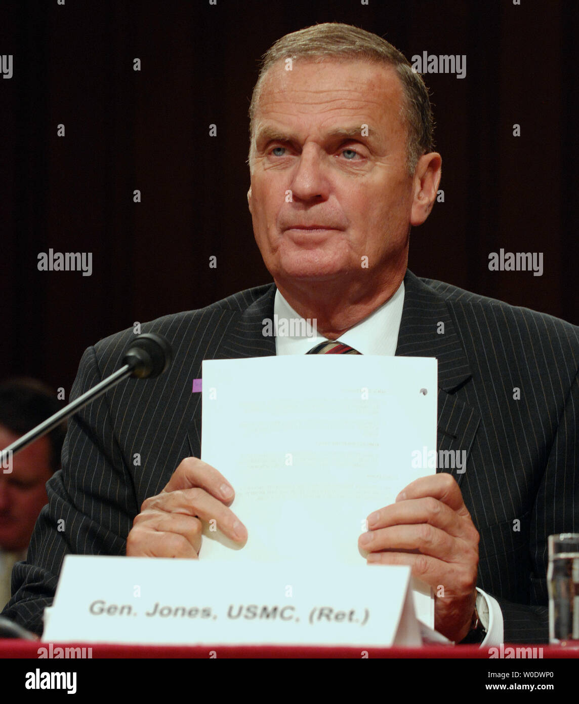 Marine Corps gen. James L. Jones, Jr. (Ret.) testimonia prima di un Senato Comitato delle Forze Armate audizione per discutere i risultati delle Forze di Sicurezza Irachene valutazione indipendente di relazione della Commissione sul Campidoglio di Washington il 6 settembre 2007. Jones è presidente della commissione. (UPI foto/Roger L. Wollenberg) Foto Stock