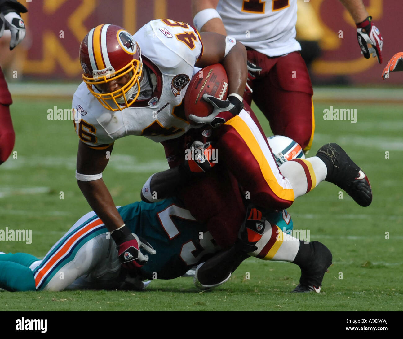 Washington Redskins running back Ladell Betts corre per un primo verso il basso contro i delfini di Miami in difesa le ore di lavoro straordinario a FedEx in campo Landover, Maryland il 9 settembre 2007. Le pellerosse sconfitto i delfini 16-13. (UPI foto/Kevin Dietsch) Foto Stock
