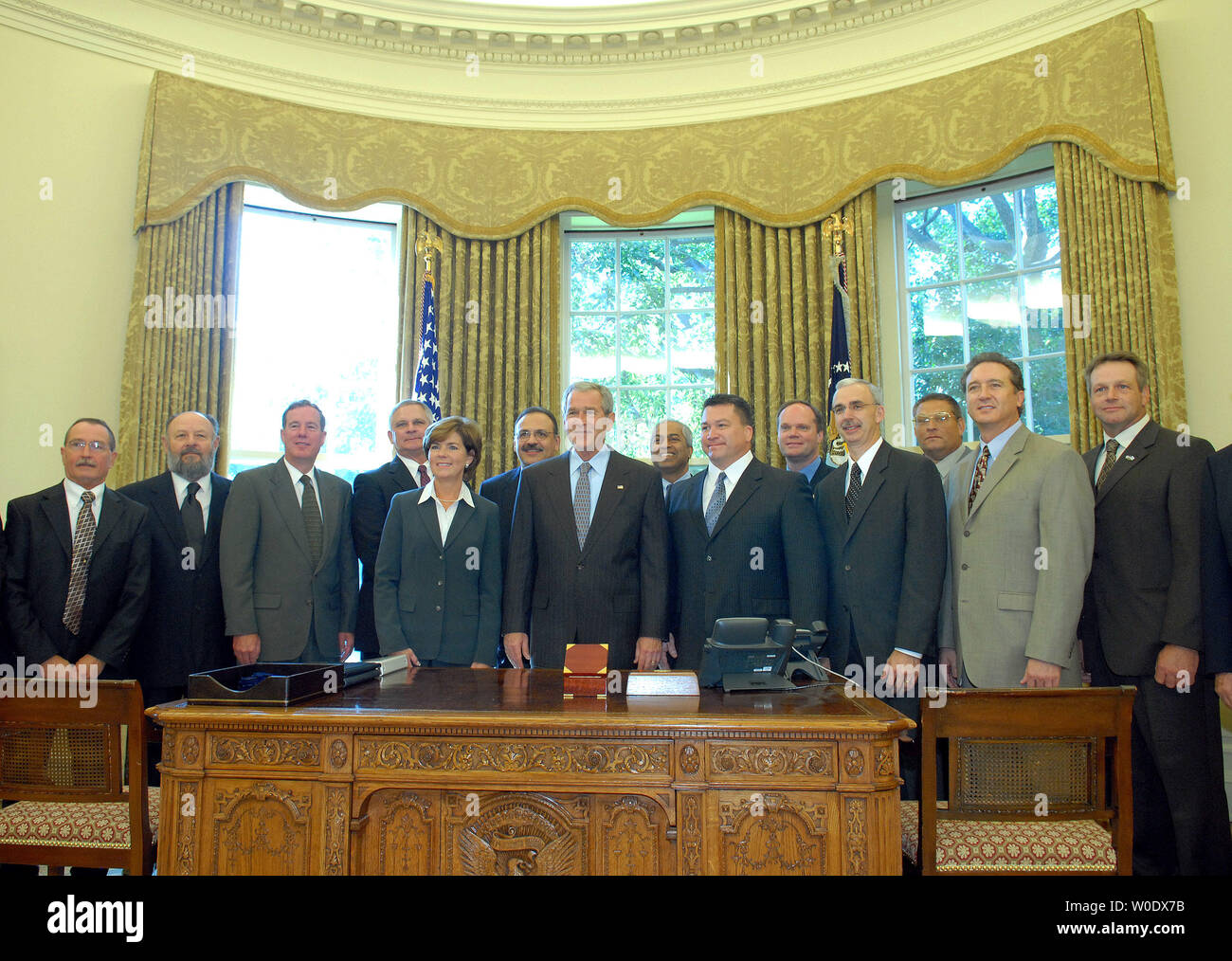 Stati Uniti Il Presidente George W Bush pone con i destinatari del 2007 Segretario della Difesa datore di lavoro a sostenere la libertà Award nell'Ufficio Ovale della Casa Bianca a Washington il 13 settembre 2007. (UPI foto/Roger L. Wollenberg) Foto Stock