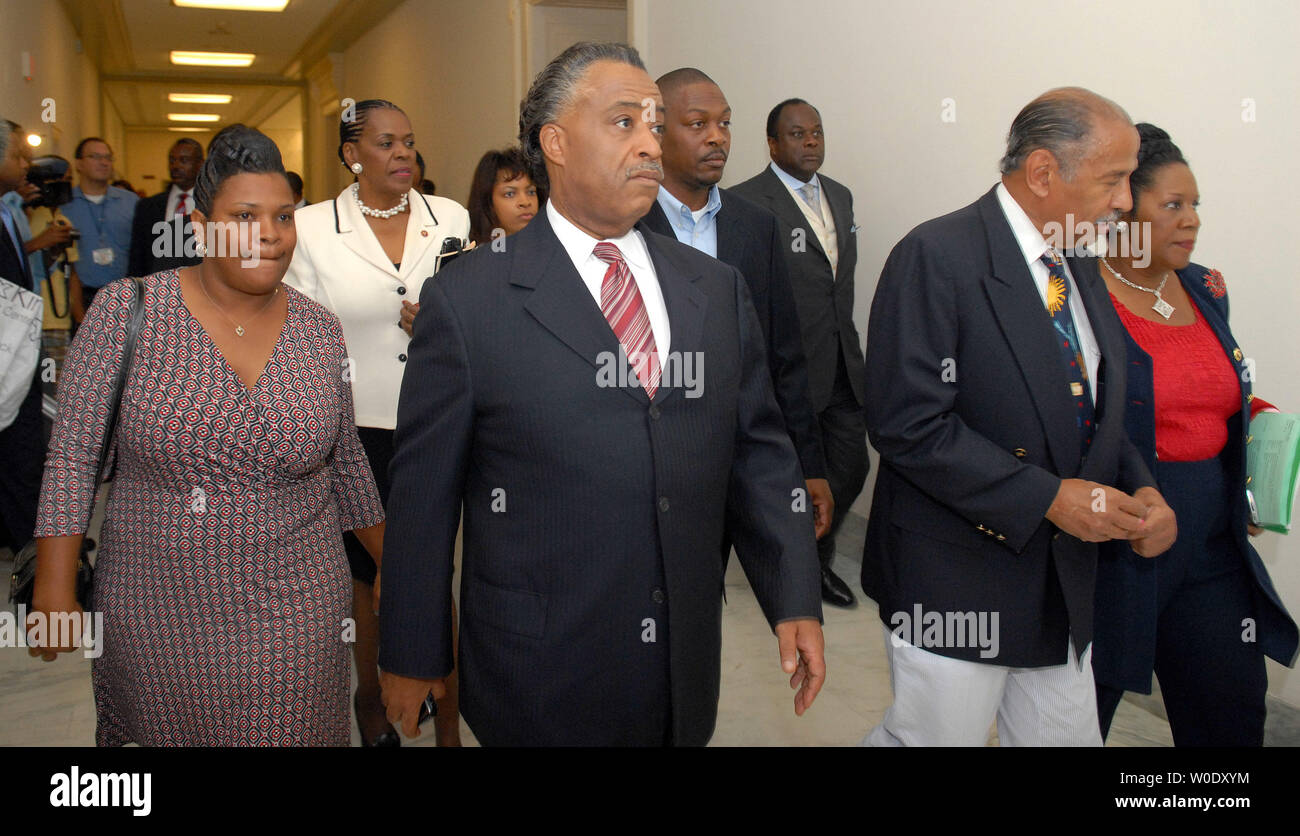 Melissa Bell, Rev. Al Sharpton, sost. John Conyers, D-MI e sost. Sheila Jackson Lee (L a R) arrivano a una riunione del Campidoglio di Washington il 25 settembre 2007. Melissa Bell's figlio Mychal Bell, uno dei sei Jena, viene caricato con la battitura di un compagno di classe di colore bianco. (UPI foto/Roger L. Wollenberg) Foto Stock