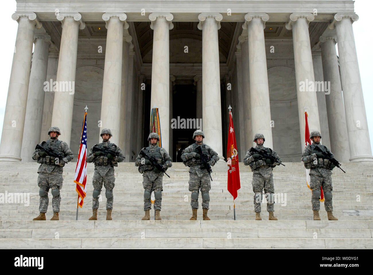 I membri dell'esercito la vecchia guardia stand in formazione durante un giuramento alla cerimonia di appena arruolato e re-l'arruolamento di soldati a Washington nel mese di ottobre 2007. La cerimonia, che è stata condotta sui gradini del Jefferson Memorial, si è tenuto a dimostrare il completamento di quest'anno fiscale dell'esercito di missione di reclutamento per inducono più di 80.000 nuovo active-dovere di soldati. (UPI foto/Kevin Dietsch) Foto Stock