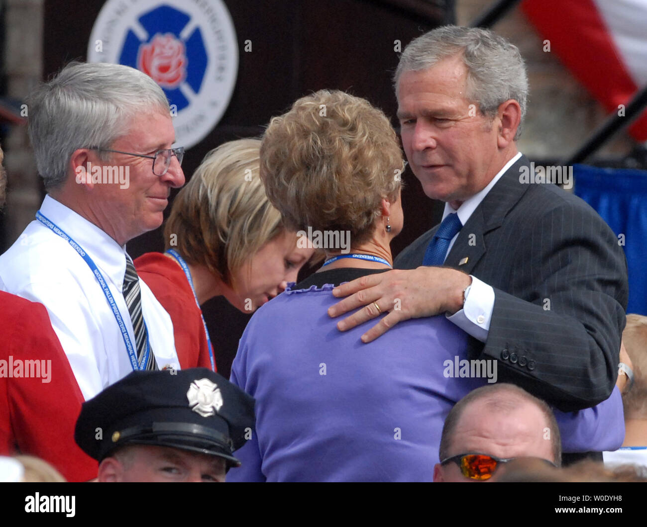 Stati Uniti Il Presidente George W Bush saluta i membri della famiglia di un vigile del fuoco che ha perso la sua vita in linea di servizio durante la Nazionale Vigili del Fuoco caduti memoriale di servizio presso il National Memorial Firefigthers in Emmitsburg, Maryland il 7 ottobre 2007. Il servizio onorato 87 vigili del fuoco su tutto il territorio nazionale che morì nella linea del dazio nel 2006. (UPI foto/Kevin Dietsch) Foto Stock