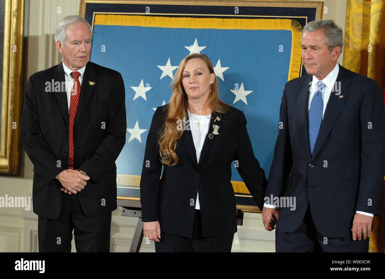 Stati Uniti Il Presidente George W Bush sta con Navy SEAL Lt. Michael Murphy i genitori di Daniel e Maureen Murphy di Patchogue, N.Y., prima dell'aggiudicazione di una medaglia postuma di onore per Michael's azioni eroiche in giugno, 2005, in Afghanistan il 22 ottobre 2007, nella Sala Est della Casa Bianca a Washington. (UPI foto/Roger L. Wollenberg) Foto Stock