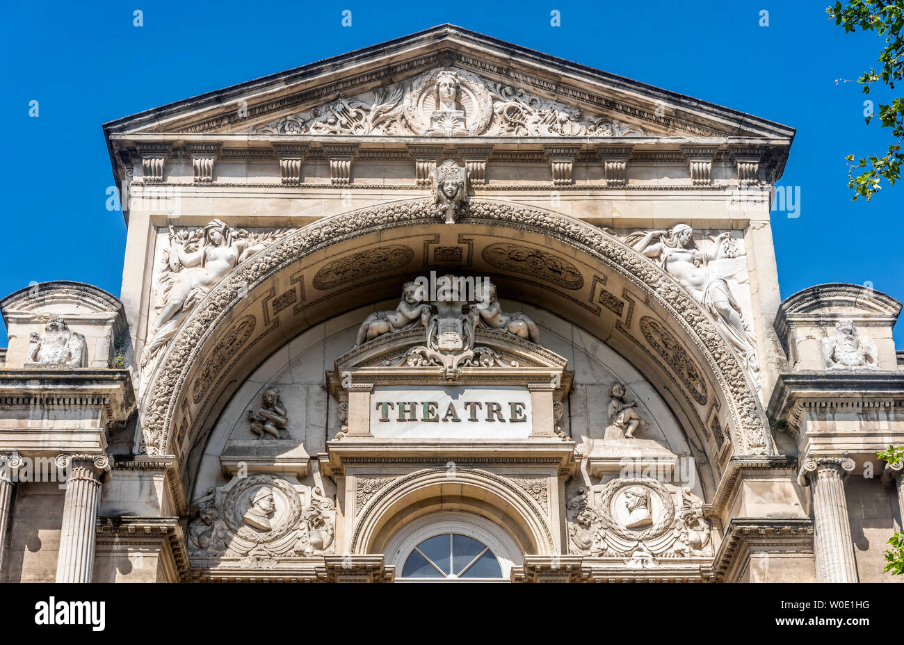 Francia, Vaucluse, Avignone, dettaglio della facciata Theater-Opera dall'architetto Leon Fauchere (XIX secolo) Foto Stock