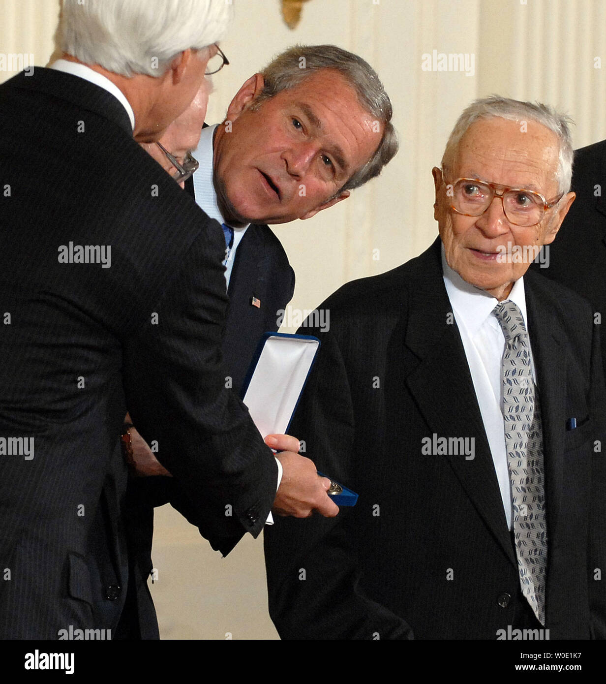 Stati Uniti Il Presidente George W Bush presenta un 2007 Medaglia Nazionale di Scienze Umanistiche ai membri dei monumenti uomini Fondazione per la preservazione dell'Arte di Dallas, Texas, nel corso di una cerimonia che si terrà nella Sala Est della Casa Bianca il 15 novembre 2007. Da sinistra sono, Robert Edsel, Jim Reed, il Presidente Bush e Harry Ettlinger. (UPI foto/Roger L. Wollenberg) Foto Stock