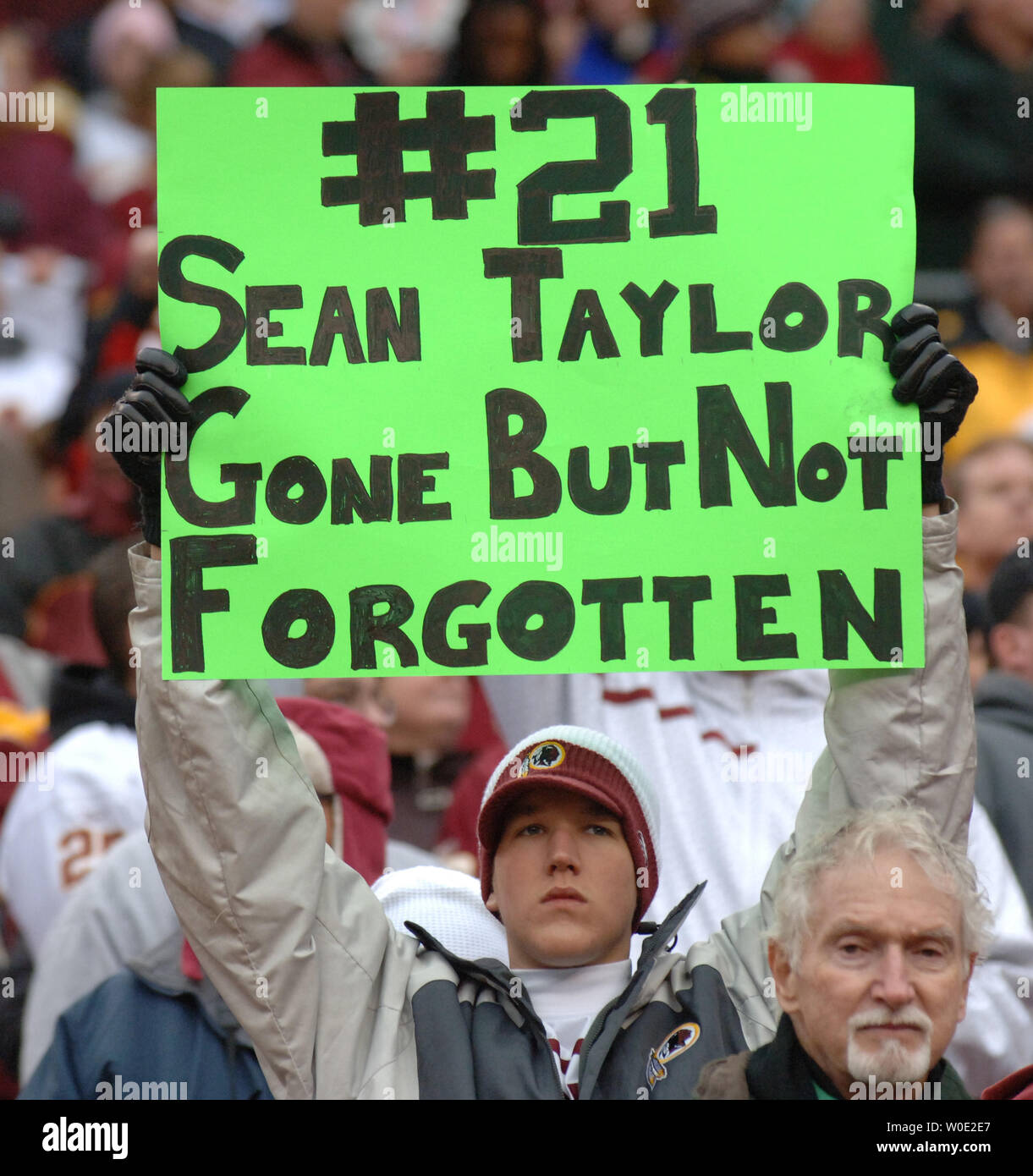 Washington Redskins fans tenere premuto fino n. 21 segni durante il pre-partita cerimonie del 2 dicembre 2007 onorare la vita di Redskins Sean Taylor, che è stato assassinato il 26 novembre. Rossi ha giocato le fatture della Buffalo. (UPI foto/Pat Benic) Foto Stock