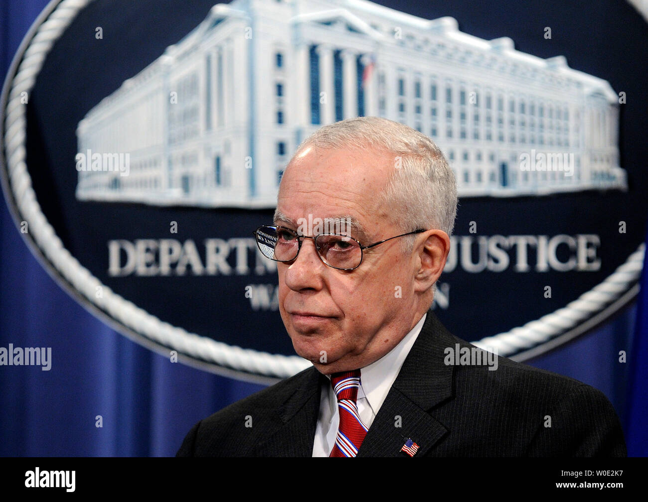 Il procuratore generale Michael Mukasey partecipa a una conferenza in materia di Stati Uniti e Unione europea in materia di cooperazione di polizia presso il Dipartimento di Giustizia a Washington il 11 dicembre 2007. (UPI foto/Roger L. Wollenberg) Foto Stock