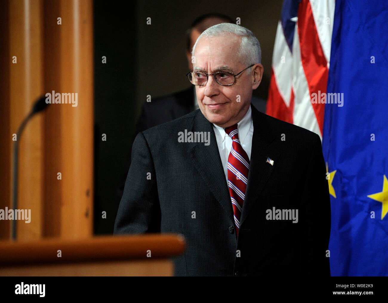 Il procuratore generale Michael Mukasey arriva per una conferenza in materia di Stati Uniti e Unione europea in materia di cooperazione di polizia presso il Dipartimento di Giustizia a Washington il 11 dicembre 2007. (UPI foto/Roger L. Wollenberg) Foto Stock