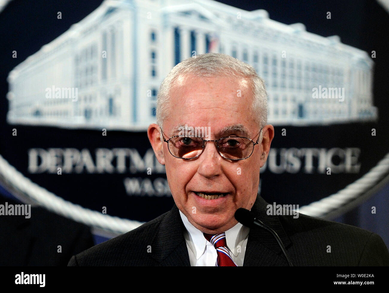 Il procuratore generale Michael Mukasey partecipa a una conferenza in materia di Stati Uniti e Unione europea in materia di cooperazione di polizia presso il Dipartimento di Giustizia a Washington il 11 dicembre 2007. (UPI foto/Roger L. Wollenberg) Foto Stock