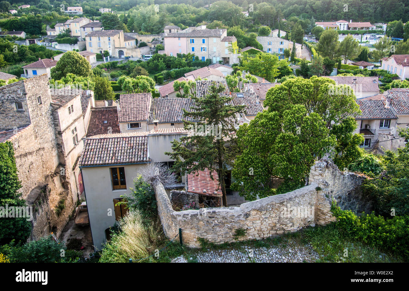 Francia, Vaucluse, immergendosi vista sui tetti di Malaucene dal vecchio castello Foto Stock