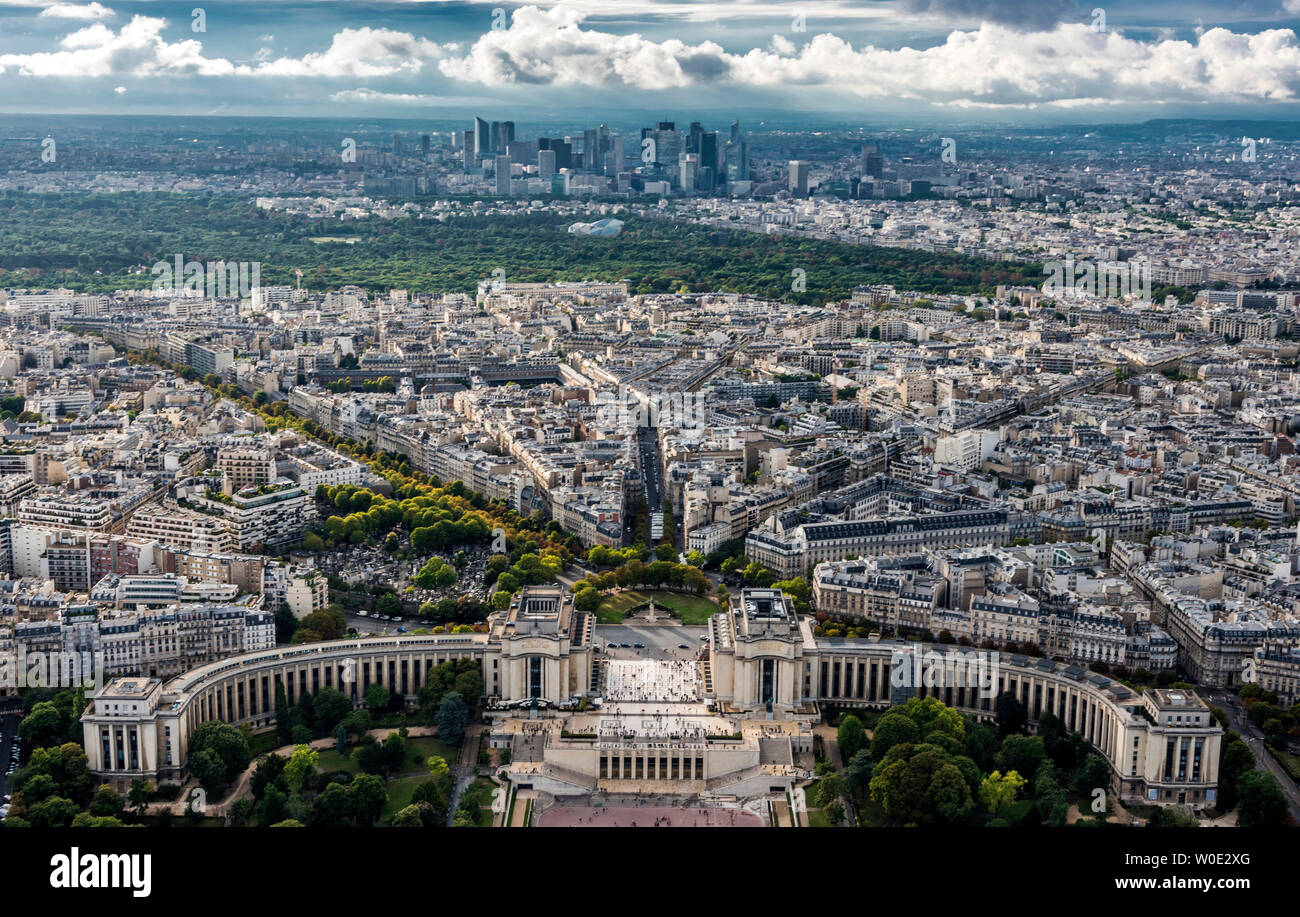 Francia, Parigi, sedicesimo arrondissement di Parigi, vista dalla Torre Eiffel (Trocadero, Bois de Boulogne con la Louis Vuitton Foundation, quartiere degli affari di La Defense) Foto Stock