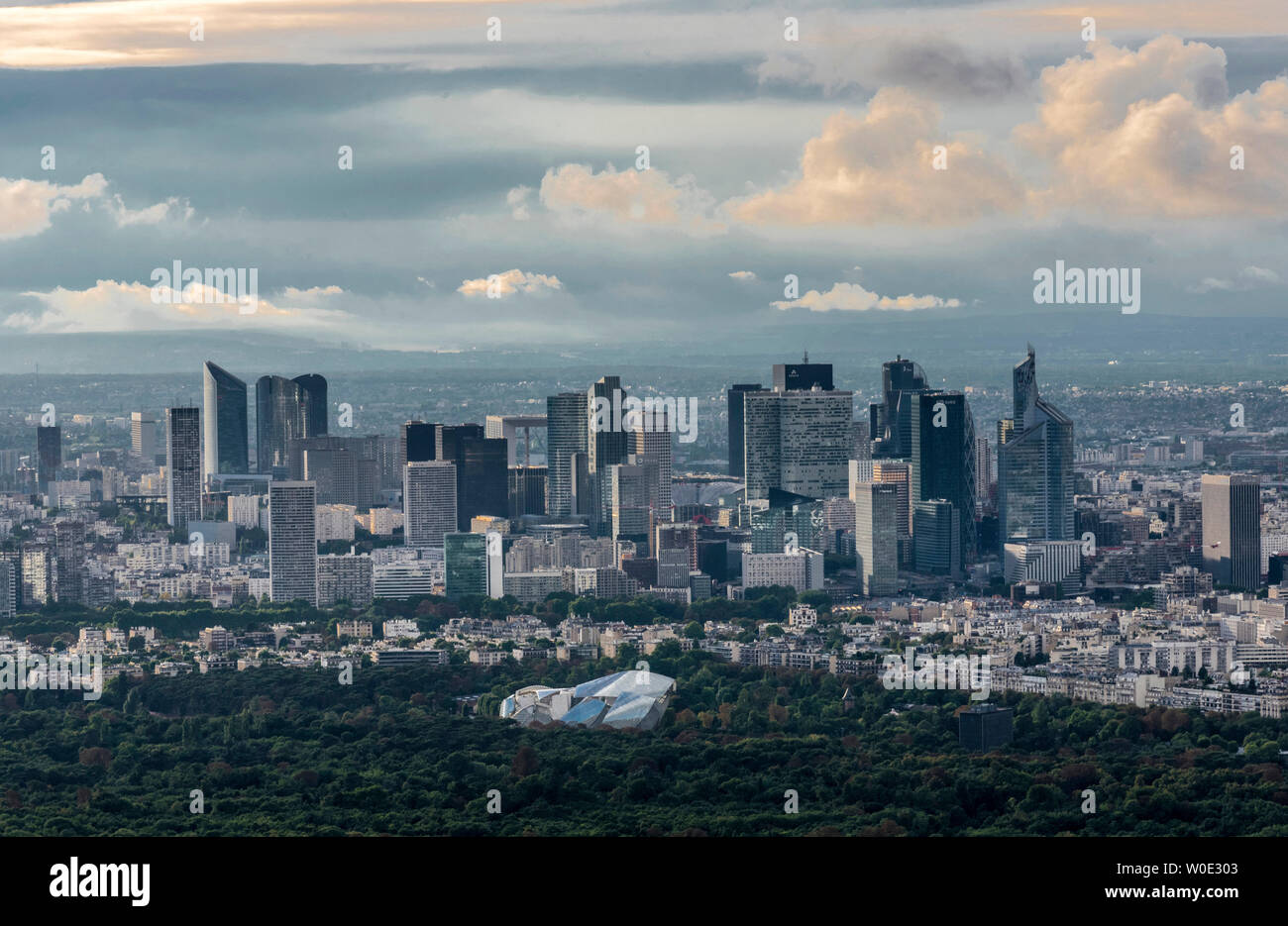 Francia, Parigi, vista dalla Torre Eiffel (Bois de Boulogne con la Louis Vuitton Foundation, quartiere degli affari di La Defense) Foto Stock