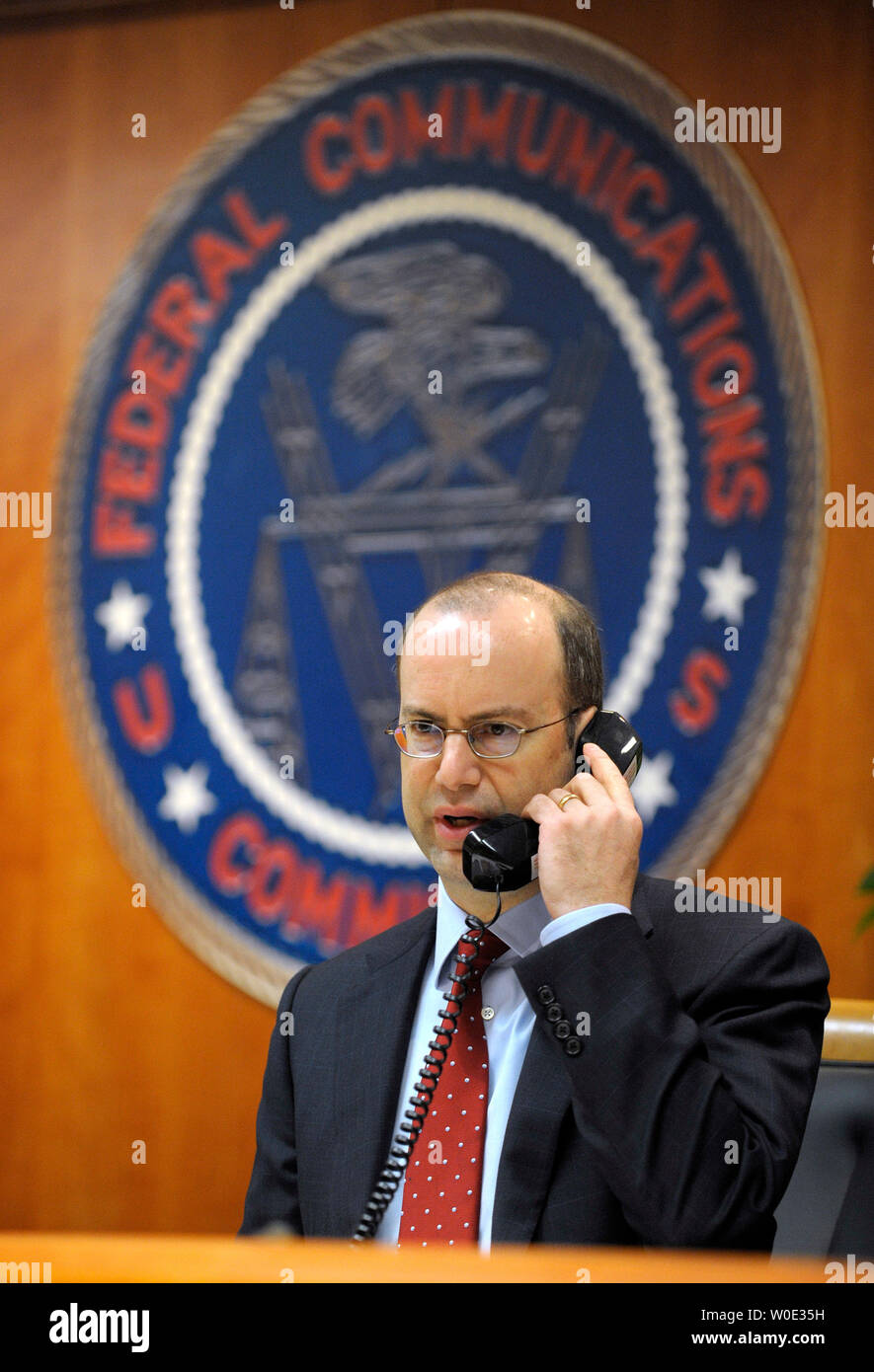 Commissione federale delle comunicazioni (FCC) Commissario Jonathan Adelstein parla al telefono prima di una riunione a votare la FCC ai piani per consentire un po' di TV, radio e giornale di entità a unire a Washington il 18 dicembre 2007. La FCC ha votato 3-2 in favore della rilassante i media le regole di consolidamento. (UPI foto/Roger L. Wollenberg) Foto Stock