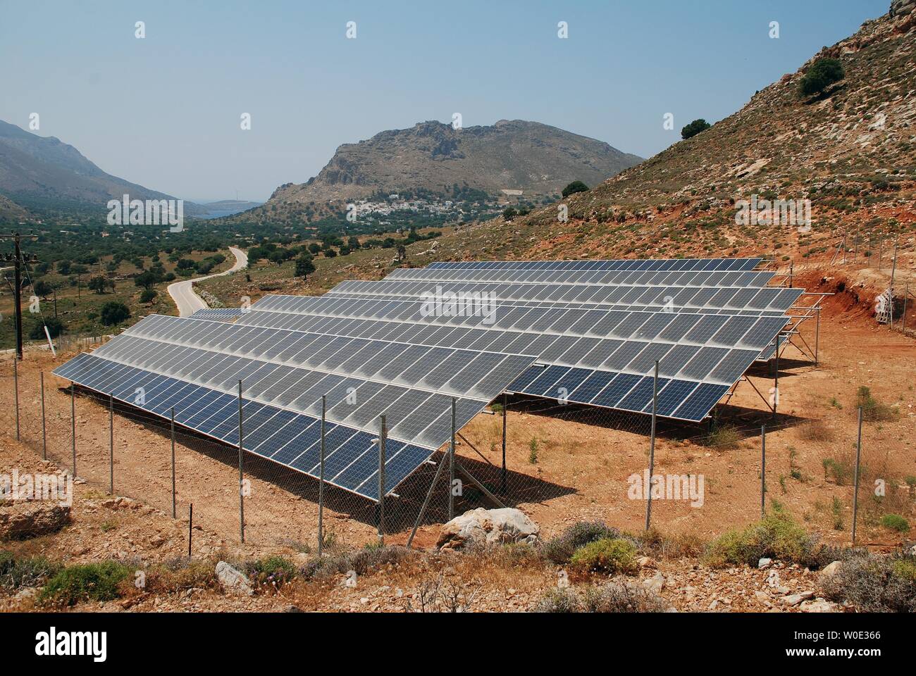 Una banca di energia solare i pannelli sull'isola greca di Tilos. L'isola si prefigge di essere autosufficiente in potenza mediante energia solare ed eolica. Foto Stock