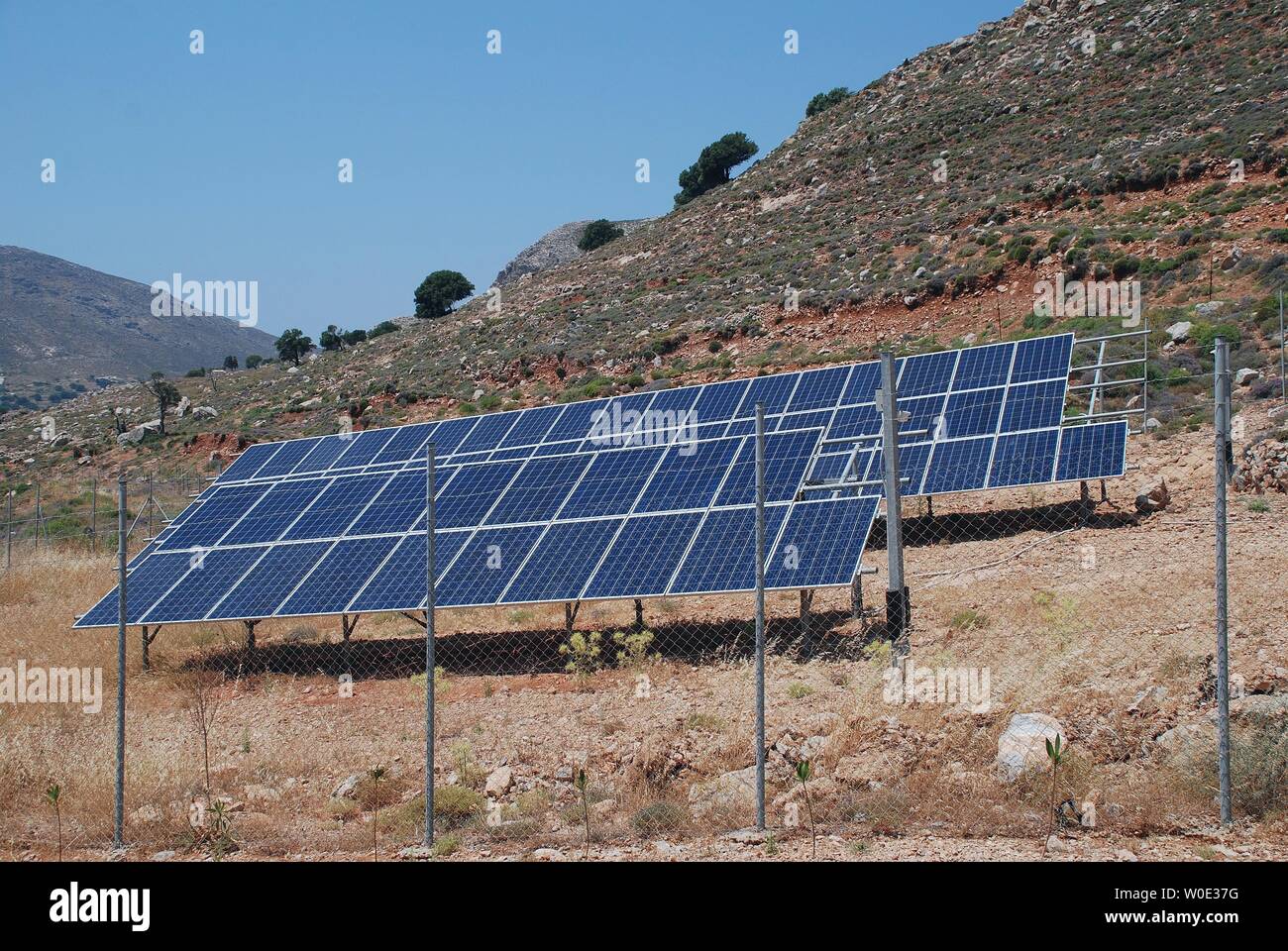 Una banca di energia solare i pannelli sull'isola greca di Tilos. L'isola si prefigge di essere autosufficiente in potenza mediante energia solare ed eolica. Foto Stock