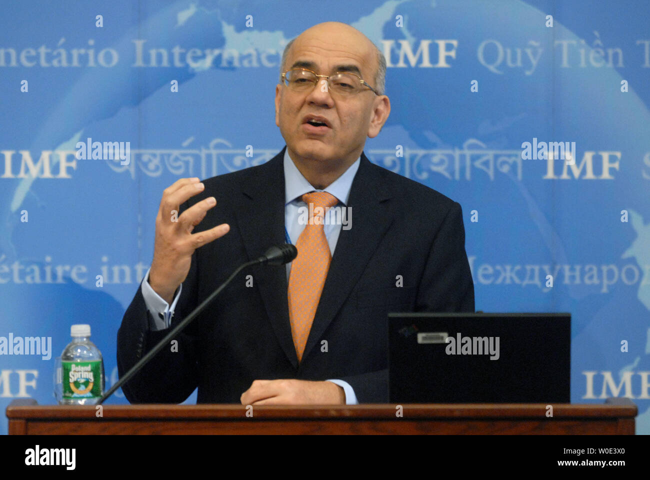 Fondo monetario internazionale (FMI) Direttore Relazioni Esterne Massud Ahmed parla durante un briefing con la stampa presso la sede principale del FMI a Washington il 10 gennaio 2008. Ahmed ha discusso la situazione economica mondiale per il 2008 e ha detto che il FMI non credo che gli Stati Uniti rientrano in una fase di recessione. Egli ha anche parlato sul possibile licenziamenti del FMI e del Pakistan in previsioni economiche per l'assassinio del Pakistan del Partito popolare leader Benazir Bhutto. (UPI foto/Kevin Dietsch) Foto Stock