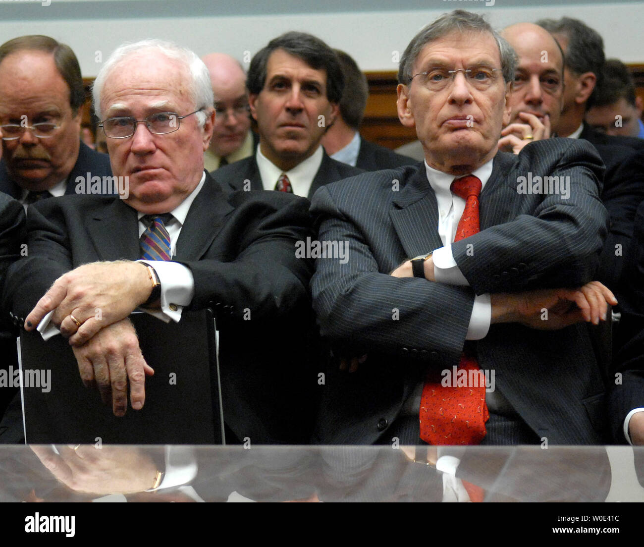 Bud Selig (R), Major League Baseball il commissario e Bob DuPuy, Major League Baseball presidente e Chief Operating Officer di ascoltare come ex senatore George Mitchell (D-ME) testimonia prima di una casa la vigilanza e la riforma del governo audizione del Comitato sulla relazione Mitchell e l'uso illegale di steroidi nella Major League Baseball a Washington il 15 gennaio 2008. La relazione Mitchell è un indagine approfondita sull'uso di steroidi e altre performance enhancing farmaci da Major League Baseball giocatori. (UPI foto/Kevin Dietsch) Foto Stock