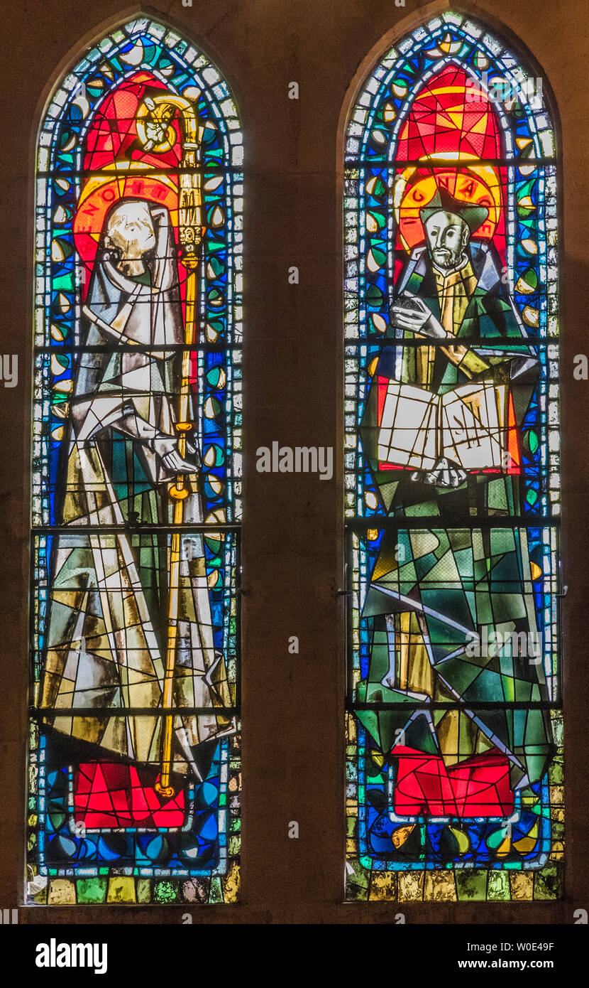 Francia XVIII arrondissement di Parigi dalla Butte Montmartre, Chiesa di San Pietro di Montmartre, finestre di vetro colorato di Saint-Benoit e Saint-Ignace da Max Ingrand Foto Stock