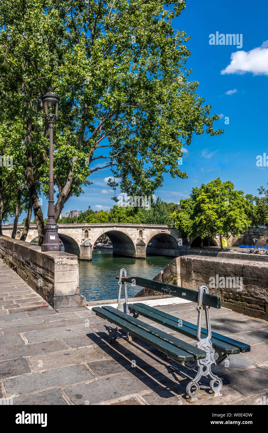 Francia, 4° arrondissement di Parigi, Ile Saint-Louis, la Senna e il Pont Marie (XVII secolo) visto dal Quai d'Anjou Foto Stock
