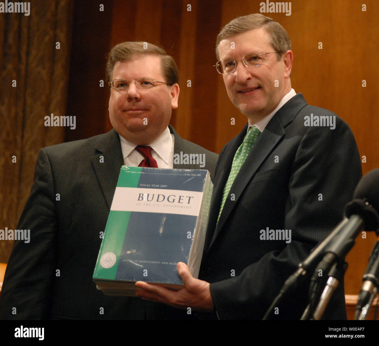 Bilancio del Senato il presidente del Comitato Sen. Kent Conrad (D-ND) (R) parla al fianco di Robert Tapella, stampante pubblica degli Stati Uniti, dopo aver ricevuto una copia del Presidente George W. Bush in FY Bilancio 2009 all'interno del bilancio del Senato audizione del Comitato stanza a Washington il 4 febbraio 2008. Il $3.1 trilioni di supporti di bilancio alle spese militari, aumenta la ricerca in materia di energia pulita e protegge l'amministrazione Bush tagli fiscali. (UPI foto/Kevin Dietsch) Foto Stock