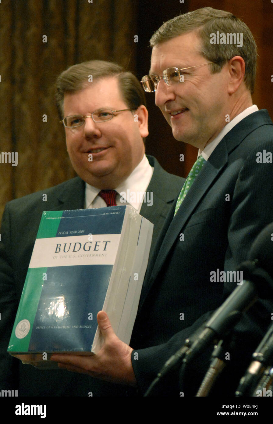 Bilancio del Senato il presidente del Comitato Sen. Kent Conrad (D-ND) (R) parla al fianco di Robert Tapella, stampante pubblica degli Stati Uniti, dopo aver ricevuto una copia del Presidente George W. Bush in FY Bilancio 2009 all'interno del bilancio del Senato audizione del Comitato stanza a Washington il 4 febbraio 2008. Il $3.1 trilioni di supporti di bilancio alle spese militari, aumenta la ricerca in materia di energia pulita e protegge l'amministrazione Bush tagli fiscali. (UPI foto/Kevin Dietsch) Foto Stock