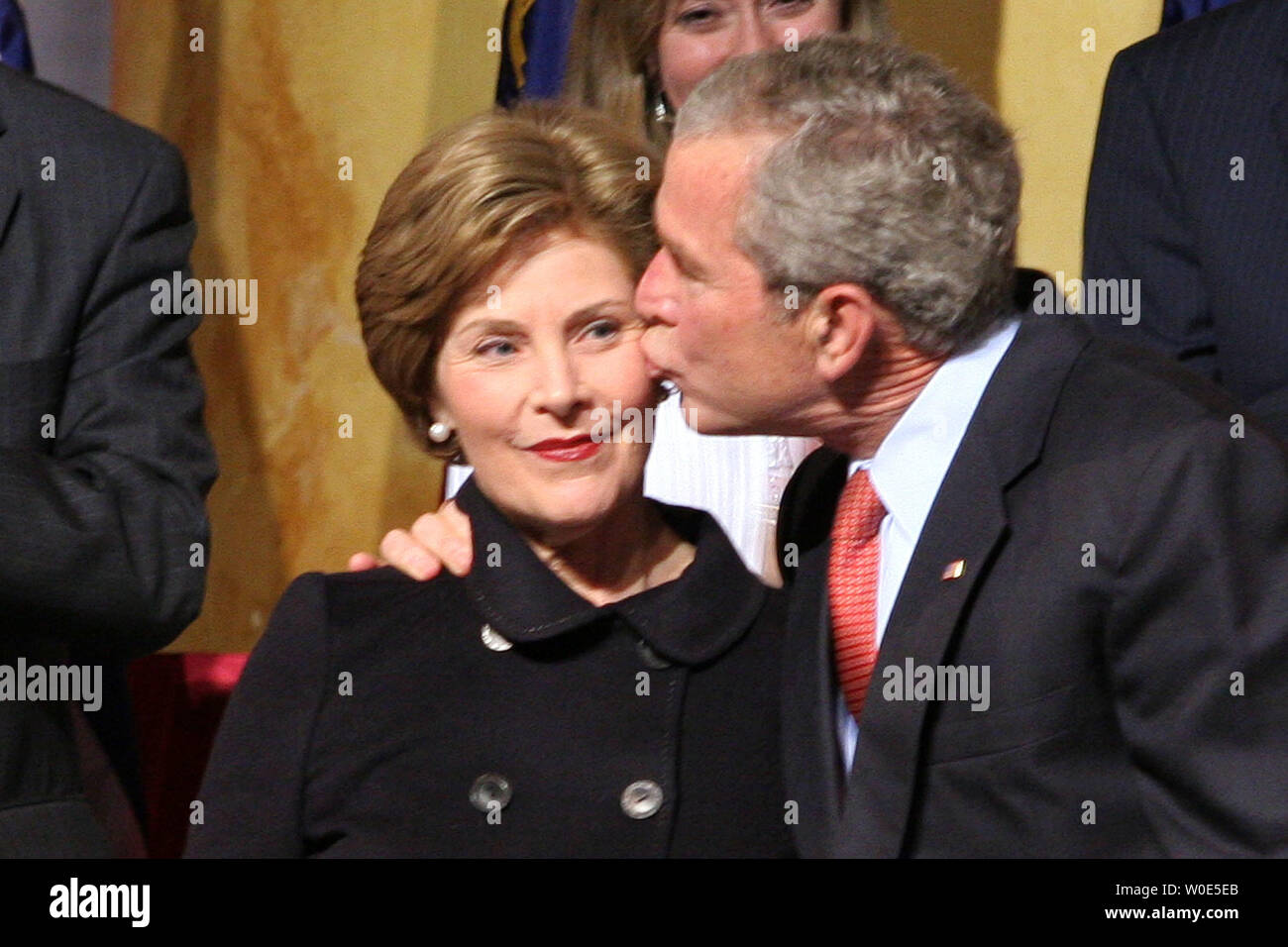 Stati Uniti Il Presidente George W Bush baci First Lady Laura Bush in seguito il suo commento al repubblicano del governatore associazione alla costruzione della nazione Museum a Washington il 25 febbraio 2008. (UPI foto/Ken Cedeño) Foto Stock