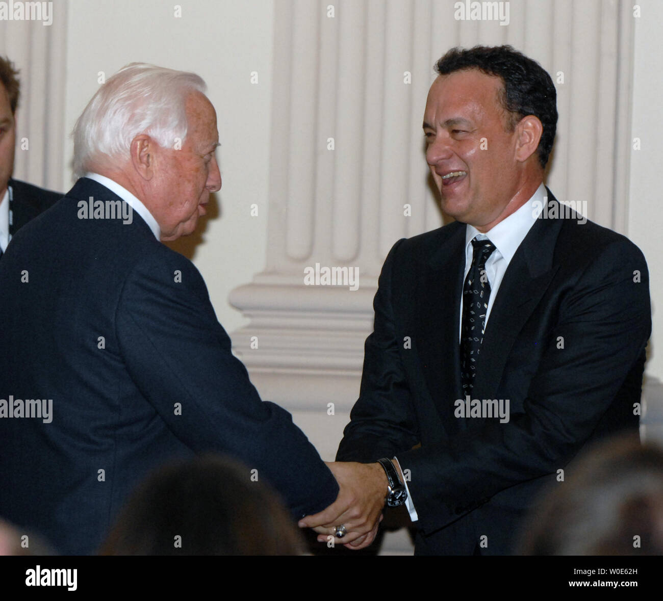 Autore del Premio Pulitzer libro vincente "John Adams' David McCullough (L) è accolto da Tom Hanks, co-produttore di HBO la miniserie basata su McCullogh il libro, prima di uno screening della parte 2 della miniserie presso il Palazzo del Cannone sulla Capitol Hill a Washington il 5 marzo 2008. (UPI foto/Alexis C. Glenn) Foto Stock