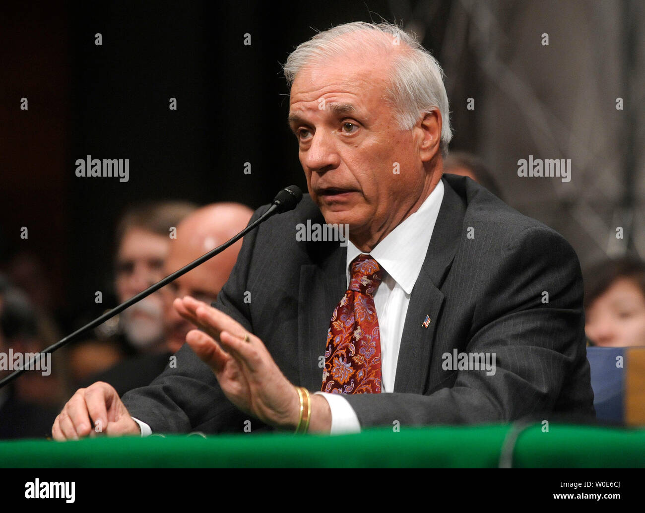James Tegnelia, direttore della difesa per la riduzione della minaccia di agenzia; e direttore dell'U.S. Comando strategico Centro per la lotta contro le armi di distruzione di massa, testimonia prima di un Senato Comitato delle Forze Armate audizione sulle minacce emergenti e le capacità di ascolto del sottocomitato sulle tecnologie per la lotta contro le armi di distruzione di massa a Washington il 12 marzo 2008. (UPI foto/Kevin Dietsch) Foto Stock