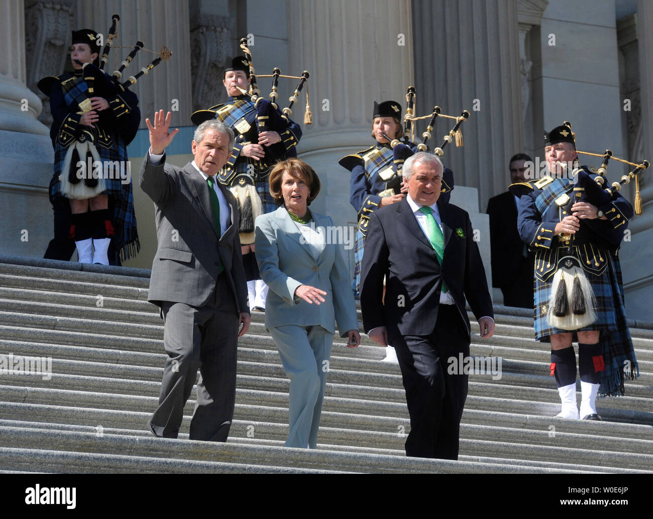 Il Presidente George W Bush (L) Presidente della Camera Nancy Pelosi (D-CA) (C) e il Primo Ministro irlandese Bertie Ahern lasciare il giorno di San Patrizio nel pranzo presso il Campidoglio di Washington il 17 marzo 2008. (UPI foto/Kevin Dietsch) Foto Stock