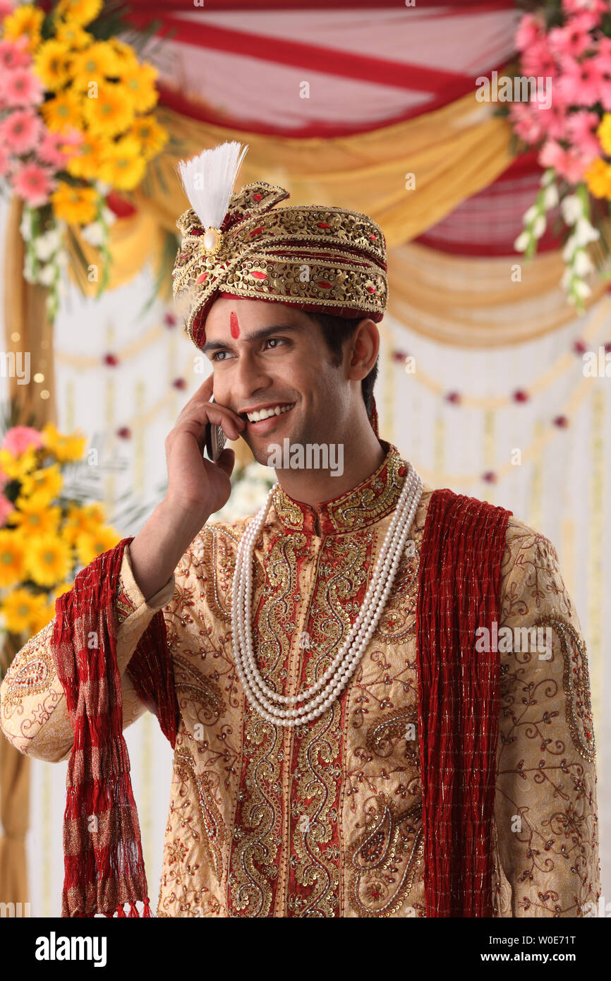 Indian groom a parlare su un telefono mobile Foto Stock Indian groom a parlare su un telefono mobile Foto Stock
