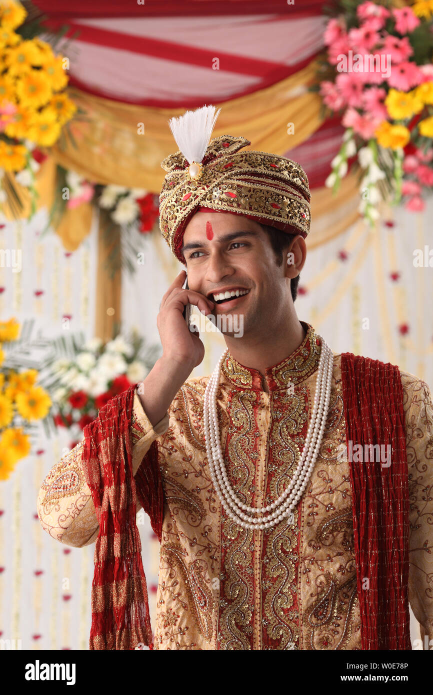 Indian groom a parlare su un telefono mobile Foto Stock Indian groom a parlare su un telefono mobile Foto Stock