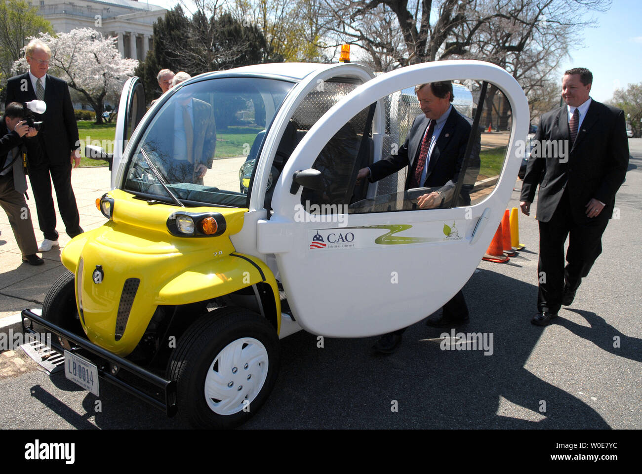 Sost. Earl Pomeroy (D-ND) penetra in un Global Electric autovetture (GEM) eL XD auto elettrica mentre Randy polverone di GEM orologi per motivi di Stati Uniti Capitol a Washington il 2 aprile 2008. Il el XD offre un 7.0 hp motore che gira su un 9 a 8 volt le batterie a gel per un intervallo di fino a 40 miglia a una velocità massima di 25 km/h. Il veicolo che è già stato acquistato dai cittadini di Washington, è stato sul display per portare consapevolezza alle energie rinnovabili veicoli. (UPI foto/Kevin Dietsch) Foto Stock