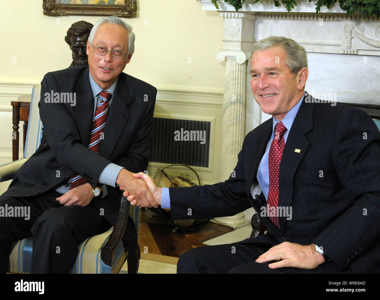 Singapore è Senior Minister Goh Chok Tong (L) scuote le mani con U.S. Il Presidente George W Bush nell'Ufficio Ovale della Casa Bianca a Washington il 9 aprile 2008. (UPI foto/Roger L. Wollenberg) Foto Stock